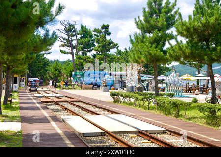 Samcheok, Corea del Sud - 29 luglio 2024: Una vista della fermata Chogok Rest lungo il percorso Samcheok Marine Rail Bike, con binari ferroviari, installazioni artistiche, Foto Stock