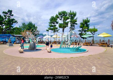 Samcheok, Corea del Sud - 29 luglio 2024: I visitatori possono ammirare le stravaganti installazioni artistiche presso la fermata Chogok Rest lungo il percorso in bici della ferrovia marina di Samcheok, con Foto Stock