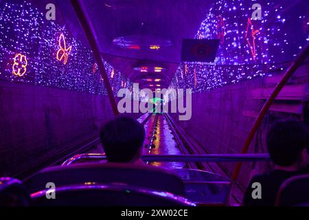 Fantasy Tunnel, Samcheok, rail bike, Corea, luci, viola, tunnel, luminoso, illuminato, magico, avventura, viaggio, esplorazione, panoramica, all'aperto, a. Foto Stock