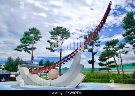 Samcheok, Corea del Sud - 29 luglio 2024: Una scultura moderna fuori dalla stazione di Gungchon presso Samcheok Marine Rail Bike, caratterizzata da un design elegante e curvo Foto Stock