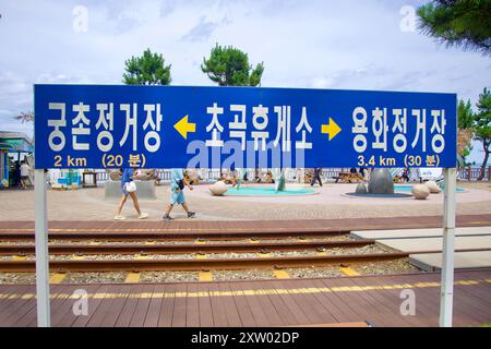 Samcheok, Corea del Sud - 29 luglio 2024: Un cartello direzionale fuori dalla fermata Chogok Rest lungo il percorso Samcheok Marine Rail Bike, che mostra la distanza Foto Stock