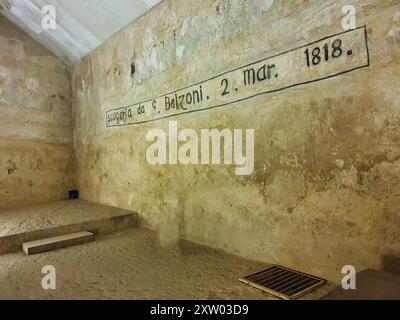 Interno della camera di sepoltura di Khafre all'interno della grande Piramide di Khafre aperta dall'esploratore Belzoni nel 1818 con i suoi graffiti sul muro della camera nell'altopiano di giza vicino al Cairo, in Egitto Foto Stock