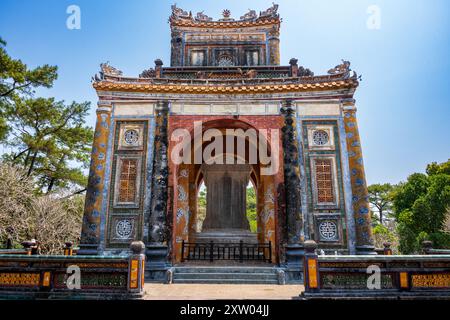 La tomba imperiale splendidamente decorata dell'imperatore tu Duc, Hue, Vietnam. Foto Stock