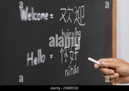 Imparare l'alfabeto cinese "pinyin" in classe. Foto Stock