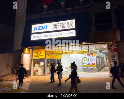 Ingresso principale della stazione di Shinjuku di notte a Shinjuku, Tokyo, Giappone. Foto Stock