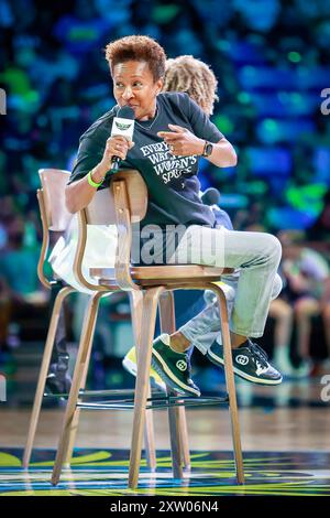 Arlington, Texas, Stati Uniti. 16 agosto 2024. La comica WANDA SYKES ha ricevuto un premio per aver ispirato le donne all'intervallo durante una partita WNBA tra il Connecticut Sun e i Dallas Wings al College Park Center. (Immagine di credito: © Mark Fann/ZUMA Press Wire) SOLO PER USO EDITORIALE! Non per USO commerciale! Crediti: ZUMA Press, Inc./Alamy Live News Foto Stock