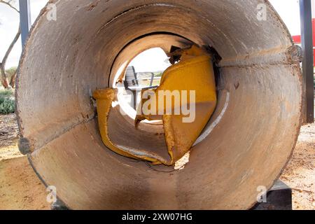 Vista interna del tubo dell'acqua danneggiato dal terremoto del 1968, Meckering, Australia Occidentale Foto Stock