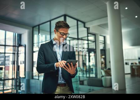 Tablet, sorrisi e uomini d'affari che leggono e-mail, aggiornamenti di notizie o ricerche di informazioni online. Consulente in tecnologia, Internet e investimenti su app Foto Stock