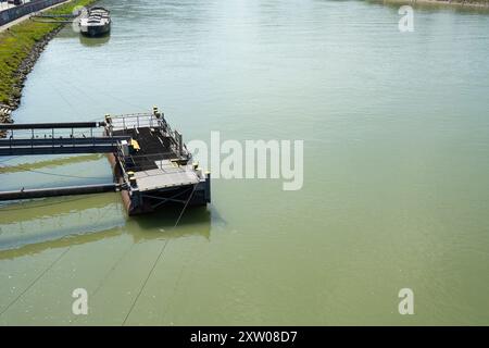 Linz, Austria. 12 agosto 2024. I moli galleggianti sul Danubio nel centro della città Foto Stock