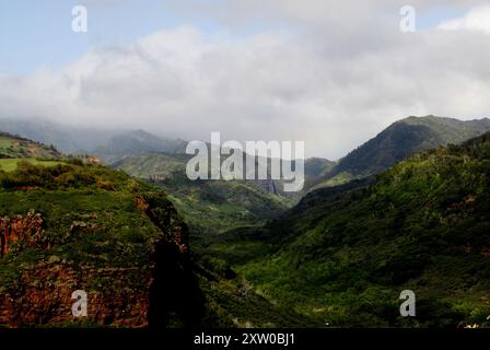 KAUAI ISLAND / HAWAII /USA   il visitatore fotografa Kauai Landskape e arcobaleno al paesaggio Kauai mountians Kalahheo Gardens puaolu il 2 gennaio 2013 (foto Francis Joseph Dean/Dean Pictures) non per usi commerciali. Foto Stock