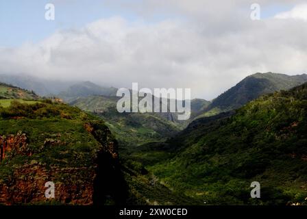 KAUAI ISLAND / HAWAII /USA   il visitatore fotografa Kauai Landskape e arcobaleno nel paesaggio Kauai mountians Kalahheo Gardens puaolu il 2 gennaio 2013 foto Francis Joseph Dean/Dean PicCanyNot per usi commerciali. Foto Stock