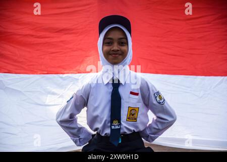 Bandung, Giava Occidentale, Indonesia. 17 agosto 2024. Uno studente indonesiano tiene un gigantesco panno rosso e bianco lungo 79 metri in occasione del 79° anniversario dell'indipendenza della Repubblica di Indonesia a Bandung, Giava Occidentale. (Credit Image: © Dimas Rachmatsyah/ZUMA Press Wire) SOLO PER USO EDITORIALE! Non per USO commerciale! Foto Stock