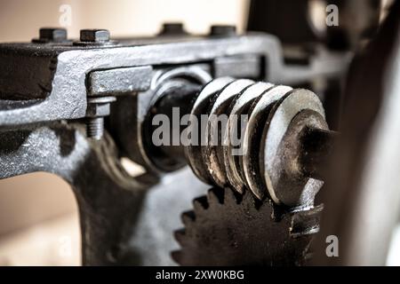 Dettagli intricati di un meccanismo meccanico vintage con superfici ruvide e finitura metallica, ideale per il design industriale e il motore Foto Stock