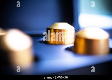 Una vista ravvicinata delle eleganti capsule di espresso dorate disposte in un'elegante custodia, con colori ricchi ed elementi di design moderni, ideali per il caffè Foto Stock