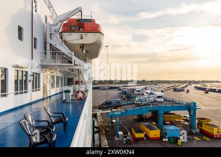 Trelleborg, Svezia - 9 agosto 2024: I turisti a bordo di camper salgono sulla rampa per imbarcarsi sul traghetto della linea TT "Akka" di mattina presto. Foto Stock