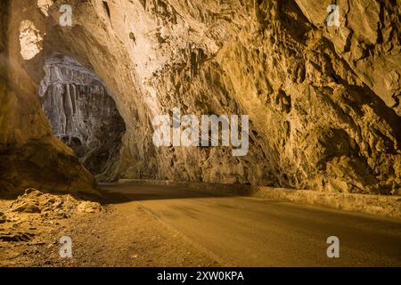 Cuevona de Cuevas nelle Asturie, Spagna. Foto Stock