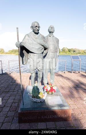 Statua di Hermann Kallenbach e Mahatma Gandhi. Kallenbach era un architetto sudafricano ebreo di origine lituana ed era uno dei principali amici e soci del Mahatma Gandhi. Kallenbach, cresciuto a Rusne, è stato presentato al giovane Mohandas Gandhi mentre entrambi lavoravano in Sud Africa, hanno sviluppato un'associazione duratura. La Russia ha spostato truppe da Kaliningrad a Kursk, dice il ministro lituano. Rusnė è una città di confine nel distretto di Šilutė, Lituania, situata sull'isola di Rusnė nel delta del Nemunas, 9 km a sud-ovest di Šilutė. Rusnė è sul confine russo, Kaliningrad Foto Stock