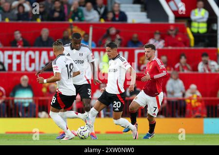 Il centrocampista del Fulham Sasa Lukic (20) combatte con il centrocampista del Manchester United Mason Mount (7) durante la partita Manchester United FC vs Fulham FC English Premier League all'Old Trafford, Manchester, Inghilterra, Regno Unito il 16 agosto 2024 Credit: Every Second Media/Alamy Live News Foto Stock