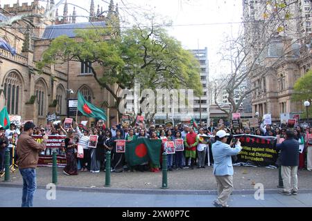 Sydney, Australia. 17 agosto 2024. La Federazione australiana per le minoranze etniche e religiose in Bangladesh (AFERMB) protesta su George Street, accanto al municipio di Sydney per fermare le atrocità contro indù, buddisti e cristiani in Bangladesh. Crediti: Richard Milnes/Alamy Live News Foto Stock