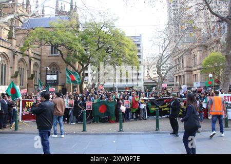 Sydney, Australia. 17 agosto 2024. La Federazione australiana per le minoranze etniche e religiose in Bangladesh (AFERMB) protesta su George Street, accanto al municipio di Sydney per fermare le atrocità contro indù, buddisti e cristiani in Bangladesh. Crediti: Richard Milnes/Alamy Live News Foto Stock