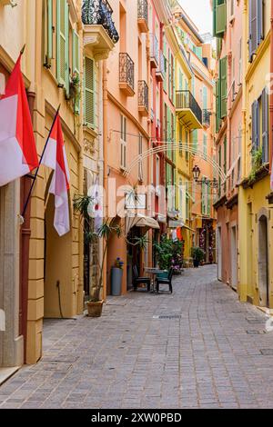 Edifici colorati fiancheggiano le vecchie strade tortuose di Monaco Ville Foto Stock