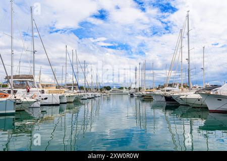 Yacht e barche ormeggiati a Antibes Marina, Antibes, Provence-Alpes-Côte d'Azur, Francia Foto Stock