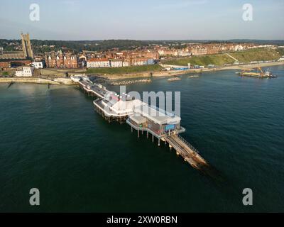 Cromer Pier da un batterista, Cromer, Norfolk, Regno Unito, 19 luglio 2024 Foto Stock