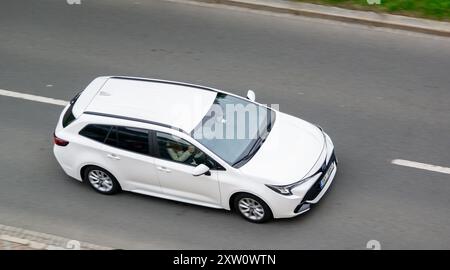 OSTRAVA, REPUBBLICA CECA - 27 SETTEMBRE 2023: Toyota Corolla E210 TS station wagon bianca che guida rapidamente, effetto di sfocatura del movimento Foto Stock