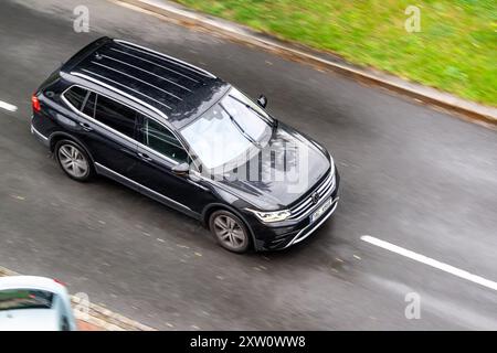 OSTRAVA, REPUBBLICA CECA - 12 LUGLIO 2024: SUV Volkswagen Tiguan Allspace nero con effetto di sfocatura del movimento Foto Stock