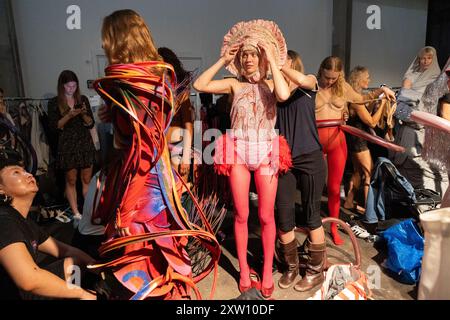 Copenaghen, Danimarca. Giovedì 8 agosto 2024. Models backstage alla sfilata EXIT24 della Swedish School of Textiles, tenutasi presso lo stabilimento di Copenaghen nell'ambito della Copenhagen Fashion Week SS25. Crediti: Katie Collins/EMPICS/Alamy Live News Foto Stock