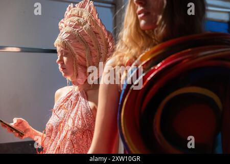 Copenaghen, Danimarca. Giovedì 8 agosto 2024. Models backstage alla sfilata EXIT24 della Swedish School of Textiles, tenutasi presso lo stabilimento di Copenaghen nell'ambito della Copenhagen Fashion Week SS25. Crediti: Katie Collins/EMPICS/Alamy Live News Foto Stock