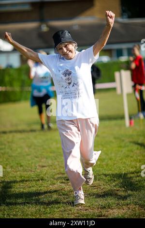 Charterhouse Club, Charterhouse School, Godalming. 17 agosto 2024. Charlie's Games ha preso il via questa mattina con una gara di 2.5k e 5K in un bel sole mattutino. Charlie's Games è un evento di raccolta fondi gestito dall'associazione benefica Charlie's Promise a Godalming nel Surrey. La promessa di Charlie è stata fatta in memoria di Charlie Cosser che è stato pugnalato fatalmente ad una festa a Warnham, nel West Sussex, nel luglio 2024. L'obiettivo principale dell'organizzazione è quello di educare i giovani nel Regno Unito sui pericoli del crimine con coltello dopo la tragica scomparsa di Charlie. Crediti: james jagger/Alamy Live News Foto Stock