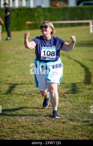 Charterhouse Club, Charterhouse School, Godalming. 17 agosto 2024. Charlie's Games ha preso il via questa mattina con una gara di 2.5k e 5K in un bel sole mattutino. Charlie's Games è un evento di raccolta fondi gestito dall'associazione benefica Charlie's Promise a Godalming nel Surrey. La promessa di Charlie è stata fatta in memoria di Charlie Cosser che è stato pugnalato fatalmente ad una festa a Warnham, nel West Sussex, nel luglio 2024. L'obiettivo principale dell'organizzazione è quello di educare i giovani nel Regno Unito sui pericoli del crimine con coltello dopo la tragica scomparsa di Charlie. Crediti: james jagger/Alamy Live News Foto Stock