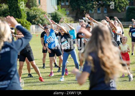 Charterhouse Club, Charterhouse School, Godalming. 17 agosto 2024. Charlie's Games ha preso il via questa mattina con una gara di 2.5k e 5K in un bel sole mattutino. Charlie's Games è un evento di raccolta fondi gestito dall'associazione benefica Charlie's Promise a Godalming nel Surrey. La promessa di Charlie è stata fatta in memoria di Charlie Cosser che è stato pugnalato fatalmente ad una festa a Warnham, nel West Sussex, nel luglio 2024. L'obiettivo principale dell'organizzazione è quello di educare i giovani nel Regno Unito sui pericoli del crimine con coltello dopo la tragica scomparsa di Charlie. Crediti: james jagger/Alamy Live News Foto Stock