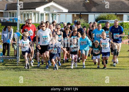 Charterhouse Club, Charterhouse School, Godalming. 17 agosto 2024. Charlie's Games ha preso il via questa mattina con una gara di 2.5k e 5K in un bel sole mattutino. Charlie's Games è un evento di raccolta fondi gestito dall'associazione benefica Charlie's Promise a Godalming nel Surrey. La promessa di Charlie è stata fatta in memoria di Charlie Cosser che è stato pugnalato fatalmente ad una festa a Warnham, nel West Sussex, nel luglio 2024. L'obiettivo principale dell'organizzazione è quello di educare i giovani nel Regno Unito sui pericoli del crimine con coltello dopo la tragica scomparsa di Charlie. Crediti: james jagger/Alamy Live News Foto Stock