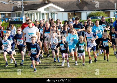 Charterhouse Club, Charterhouse School, Godalming. 17 agosto 2024. Charlie's Games ha preso il via questa mattina con una gara di 2.5k e 5K in un bel sole mattutino. Charlie's Games è un evento di raccolta fondi gestito dall'associazione benefica Charlie's Promise a Godalming nel Surrey. La promessa di Charlie è stata fatta in memoria di Charlie Cosser che è stato pugnalato fatalmente ad una festa a Warnham, nel West Sussex, nel luglio 2024. L'obiettivo principale dell'organizzazione è quello di educare i giovani nel Regno Unito sui pericoli del crimine con coltello dopo la tragica scomparsa di Charlie. Crediti: james jagger/Alamy Live News Foto Stock