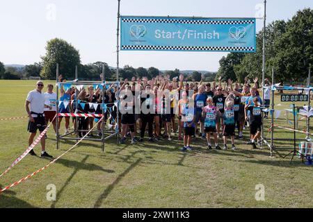 Charterhouse Club, Charterhouse School, Godalming. 17 agosto 2024. Charlie's Games ha preso il via questa mattina con una gara di 2.5k e 5K in un bel sole mattutino. Charlie's Games è un evento di raccolta fondi gestito dall'associazione benefica Charlie's Promise a Godalming nel Surrey. La promessa di Charlie è stata fatta in memoria di Charlie Cosser che è stato pugnalato fatalmente ad una festa a Warnham, nel West Sussex, nel luglio 2024. L'obiettivo principale dell'organizzazione è quello di educare i giovani nel Regno Unito sui pericoli del crimine con coltello dopo la tragica scomparsa di Charlie. Crediti: james jagger/Alamy Live News Foto Stock