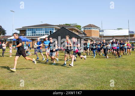 Charterhouse Club, Charterhouse School, Godalming. 17 agosto 2024. Charlie's Games ha preso il via questa mattina con una gara di 2.5k e 5K in un bel sole mattutino. Charlie's Games è un evento di raccolta fondi gestito dall'associazione benefica Charlie's Promise a Godalming nel Surrey. La promessa di Charlie è stata fatta in memoria di Charlie Cosser che è stato pugnalato fatalmente ad una festa a Warnham, nel West Sussex, nel luglio 2024. L'obiettivo principale dell'organizzazione è quello di educare i giovani nel Regno Unito sui pericoli del crimine con coltello dopo la tragica scomparsa di Charlie. Crediti: james jagger/Alamy Live News Foto Stock