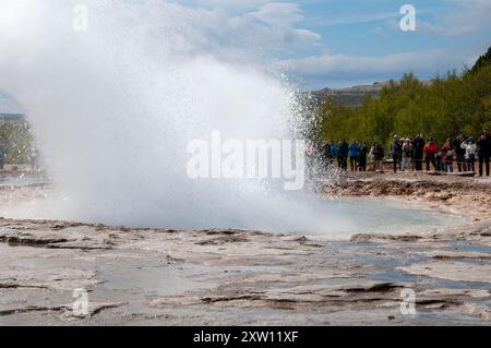 Geysir Iceland, il geyser strokkur spara acqua bollente fino all'aria. Foto Stock