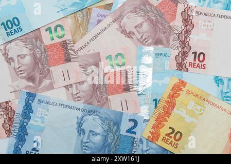 Banconote brasiliane da 2, 10, 20 e 100 reais sparse. Foto Stock