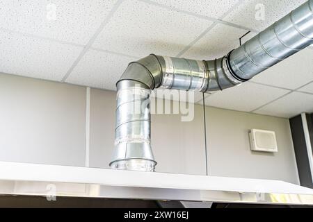 Sistema di ventilazione del ristorante. Tubi galvanizzati con calotte. Condotti di ventilazione sotto il soffitto. Purificazione dell'aria in pasticceria. Ventilazione di circa Foto Stock