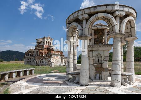 Il battistero in marmo con archi e colonne sorge sull'isola del lago prespa di fronte alla chiesa di san achilleios Foto Stock