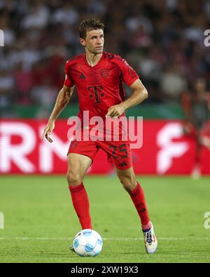 ULMA, GERMANIA - 16 AGOSTO: Thomas Mueller del Bayern corre con un pallone del Muenchen durante la partita di Coppa di Germania tra SSV Ulm 1846 e FC Bayern München il 16 agosto 2024 a Ulm, Germania. © diebilderwelt / Alamy Stock Foto Stock