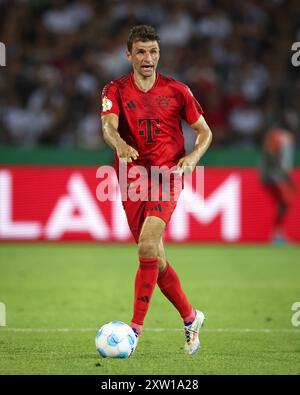 ULMA, GERMANIA - 16 AGOSTO: Thomas Mueller del Bayern corre con un pallone del Muenchen durante la partita di Coppa di Germania tra SSV Ulm 1846 e FC Bayern München il 16 agosto 2024 a Ulm, Germania. © diebilderwelt / Alamy Stock Foto Stock