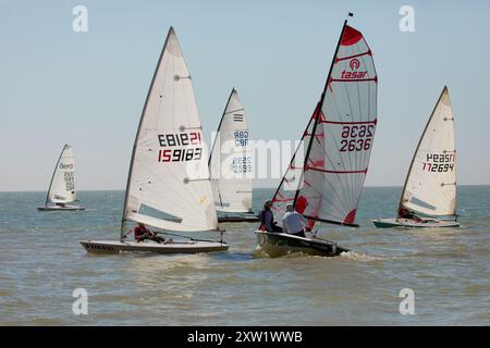 Regate di Dinghy a Hythe, Kent, Regno Unito. Foto Stock