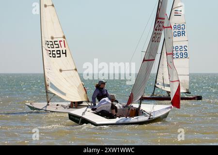 Regate di Dinghy a Hythe, Kent, Regno Unito. Foto Stock