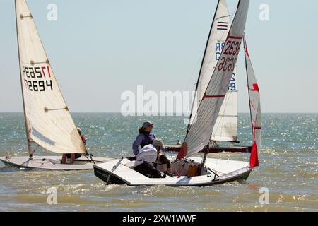 Regate di Dinghy a Hythe, Kent, Regno Unito. Foto Stock