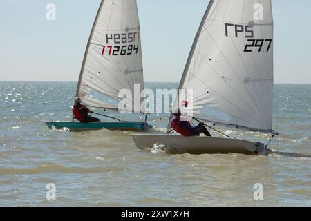 Regate di Dinghy a Hythe, Kent, Regno Unito. Foto Stock