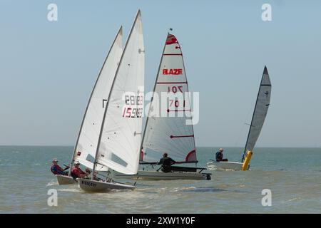 Regate di Dinghy a Hythe, Kent, Regno Unito. Foto Stock