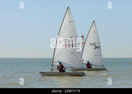 Regate di Dinghy a Hythe, Kent, Regno Unito. Foto Stock